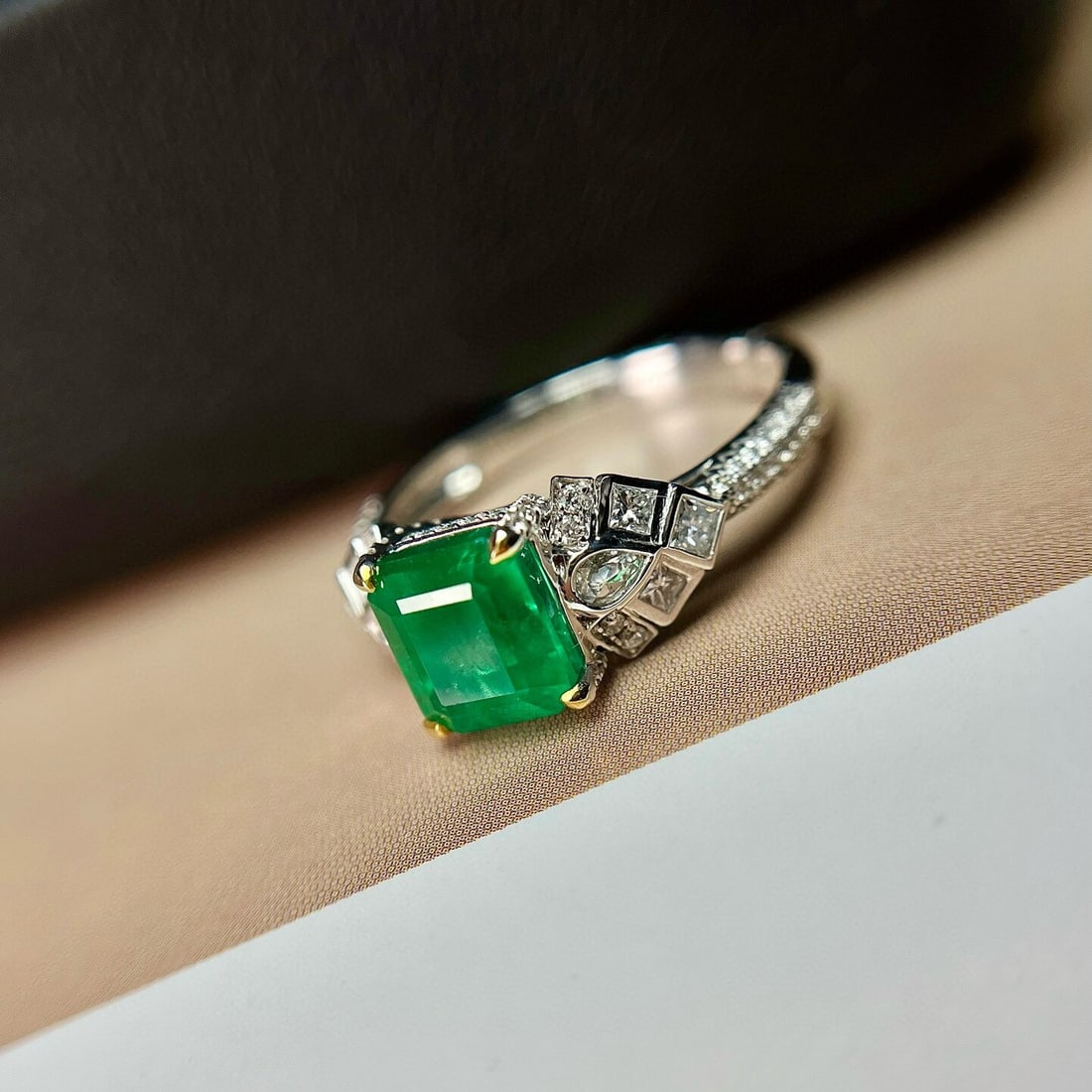 14k Gold 1.85 Ct Vivid Green Natural Emerald & Diamond Ring - 3