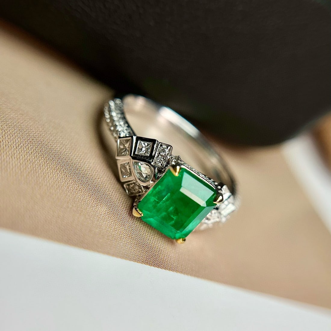 14k Gold 1.85 Ct Vivid Green Natural Emerald & Diamond Ring - 4