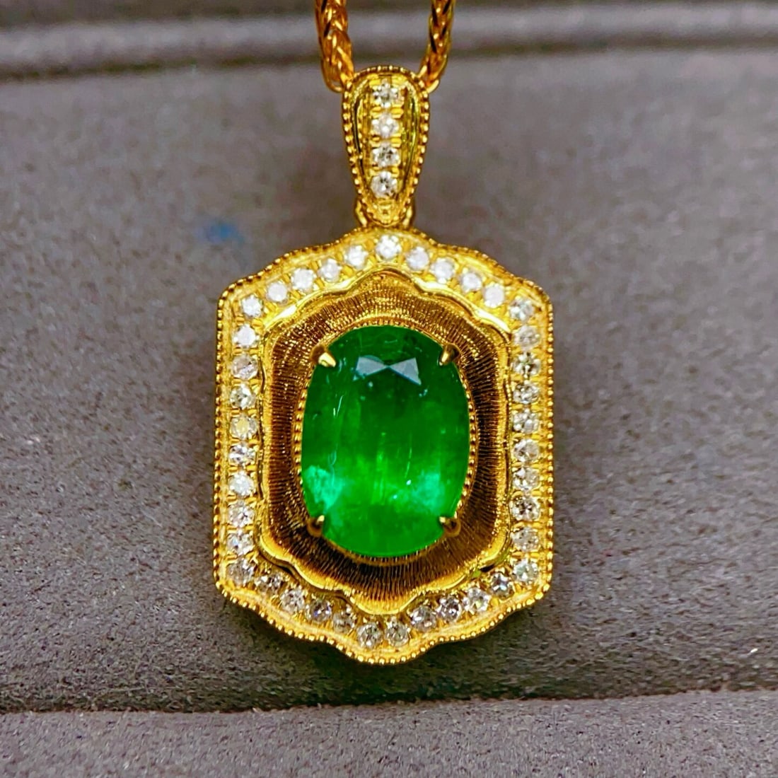 14k Gold 1.76 Ctw Vivid Green Natural Emerald & Diamond Pendant( Without Chain ): Ref:230950026 // gold content:14k gold // main gemstone:emerald // shape:oval // carat weight:1. 45ct // color:vivid green // treatment:natural // // adjacent gemstone 2 : diamond // shape:round // ca