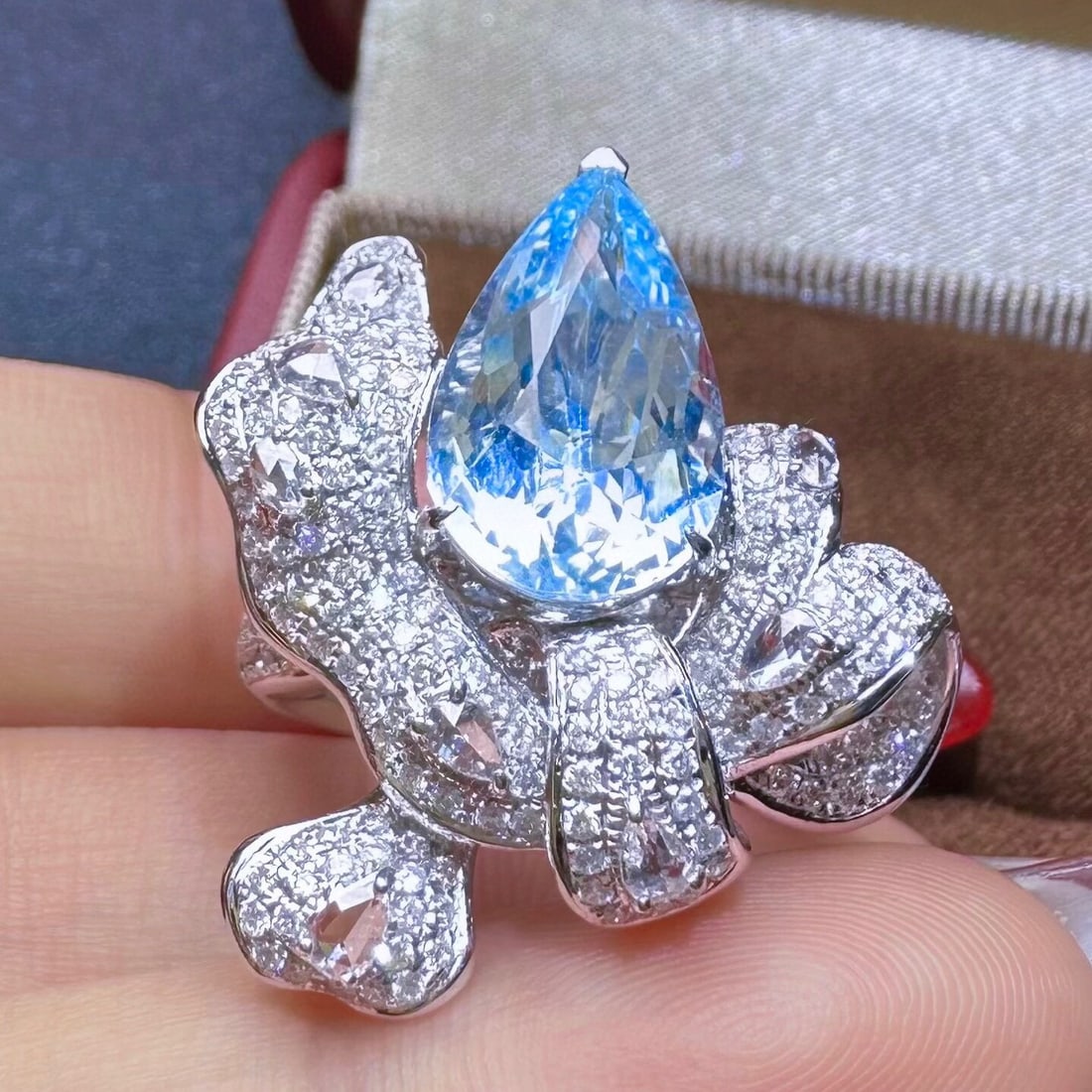 14k Gold 4.70 Ctw Natural Aquamarine & Diamond Ring: Ref:230950029 // gold content:14k gold // ring size:7. 25us // // main gemstone:aquamarine // shape:pear // carat weight:3. 62ct // color:santa maria color // treatment:natural // // adjacent