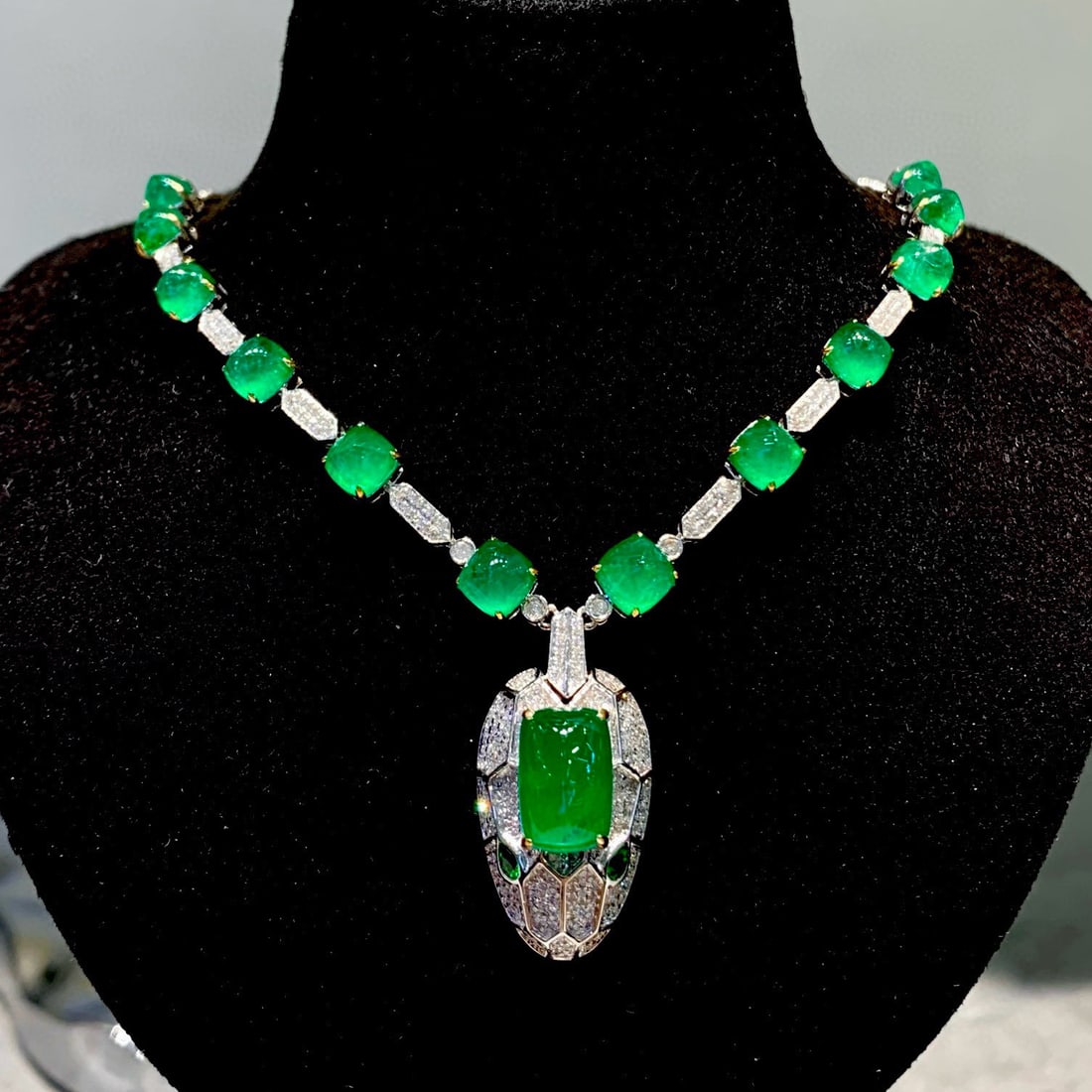 14k Gold 15.2 Ct Vivid Green Natural Emerald & Diamond Necklace - 4