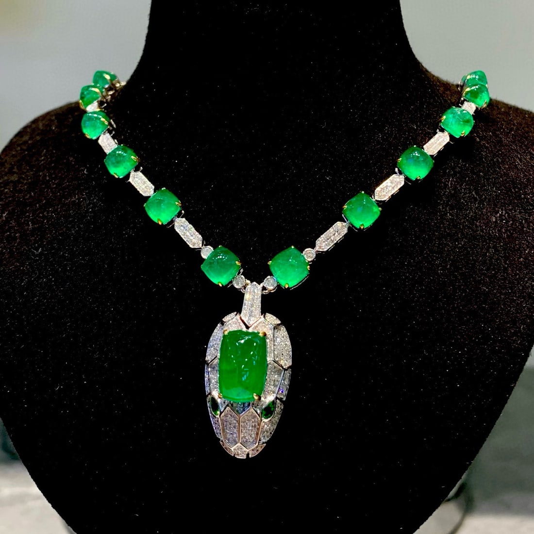 14k Gold 15.2 Ct Vivid Green Natural Emerald & Diamond Necklace - 5