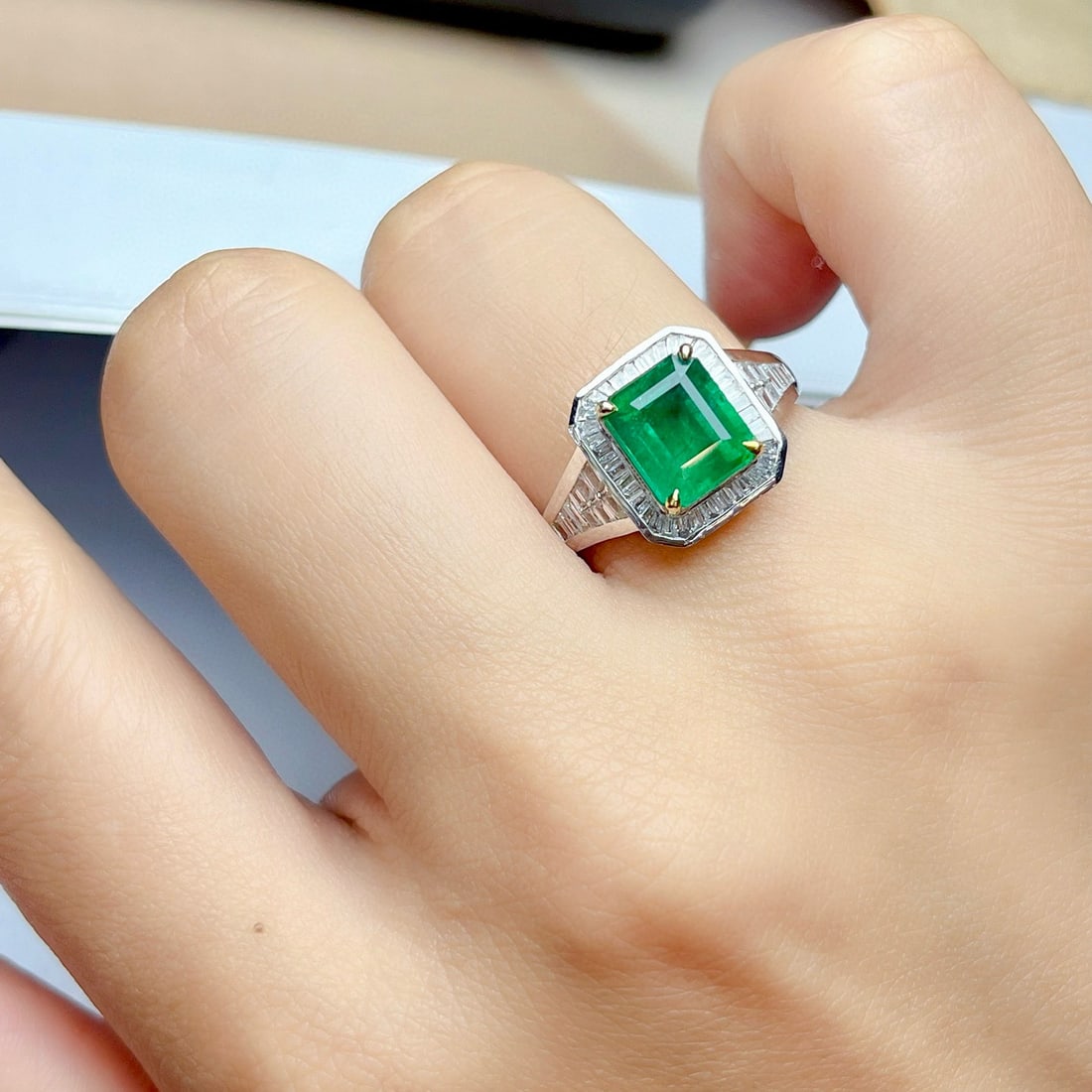 14k Gold 2.60 Ct Vivid Green Natural Emerald & Diamond Ring - 3