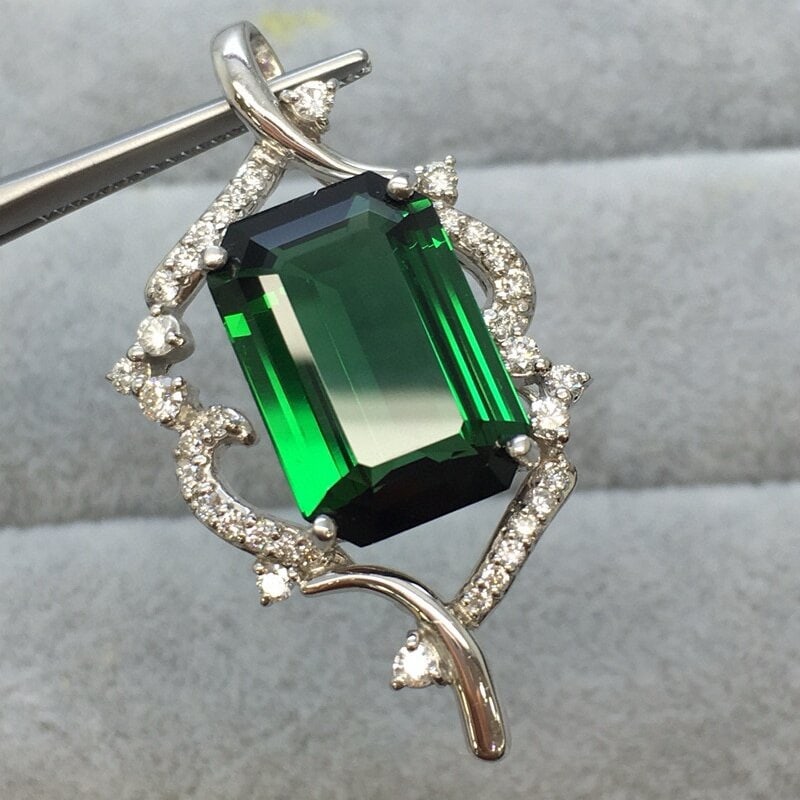 14k Gold 10.02 Ctw Natural Tourmaline & Diamond Pendant( Without Chain ): Ref:230950066 // gold content:14k gold // main gemstone:tourmaline // shape:octagonal // carat weight:9. 45ct // color:green // treatment:natural // // adjacent gemstone 2 : diamond // shape:round //