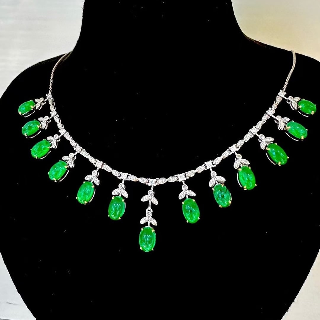 14k Gold 6 Ct Vivid Green Natural Emerald & Diamond Necklace - 2