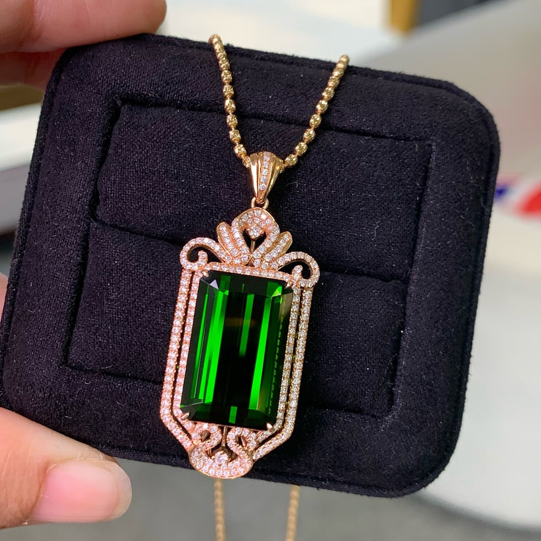 14k Gold 13.84 Ct Natural Tourmaline & Diamond Pendant( Without Chain ): Ref:230950083 // gold content:14k gold // main gemstone:tourmaline // shape:octagonal // carat weight:13. 84ct // color:green // treatment:natural // // adjacent gemstone 2 : diamond // shape:round