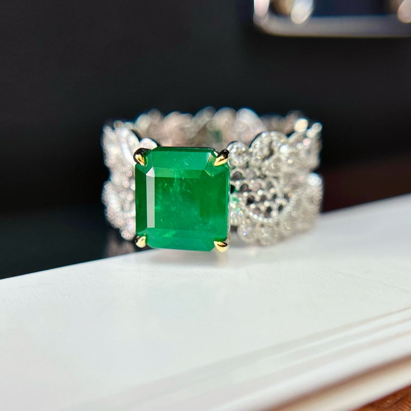 14k Gold 2.65 Ct Vivid Green Natural Emerald & Diamond Ring: Ref:230950098 // gold content:14k gold // ring size:7. 25us // // main gemstone:emerald // shape:octagonal // carat weight:2. 65ct // color:vivid green // treatment:natural // // adjacent gemstone 2 :