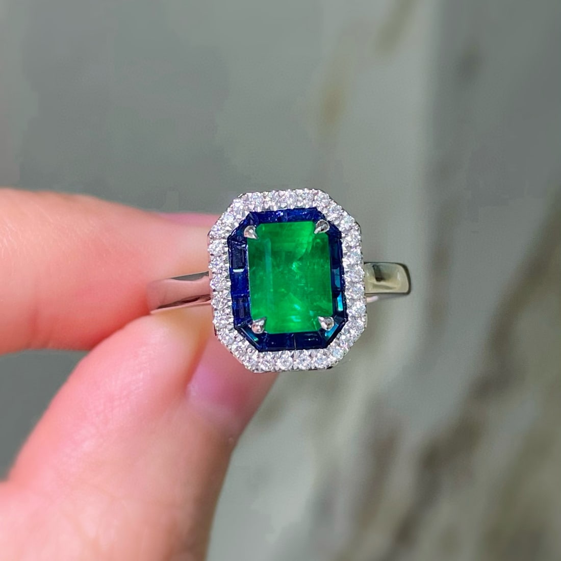14k Gold 1.33 Ctw Vivid Green Natural Emerald & Diamond Ring: Ref:230950119 // gold content:14k gold // ring size:7. 25us // // main gemstone:emerald // shape:octagonal // carat weight:1. 18ct // color:vivid green // treatment:natural // // adjacent gemstone 2 :