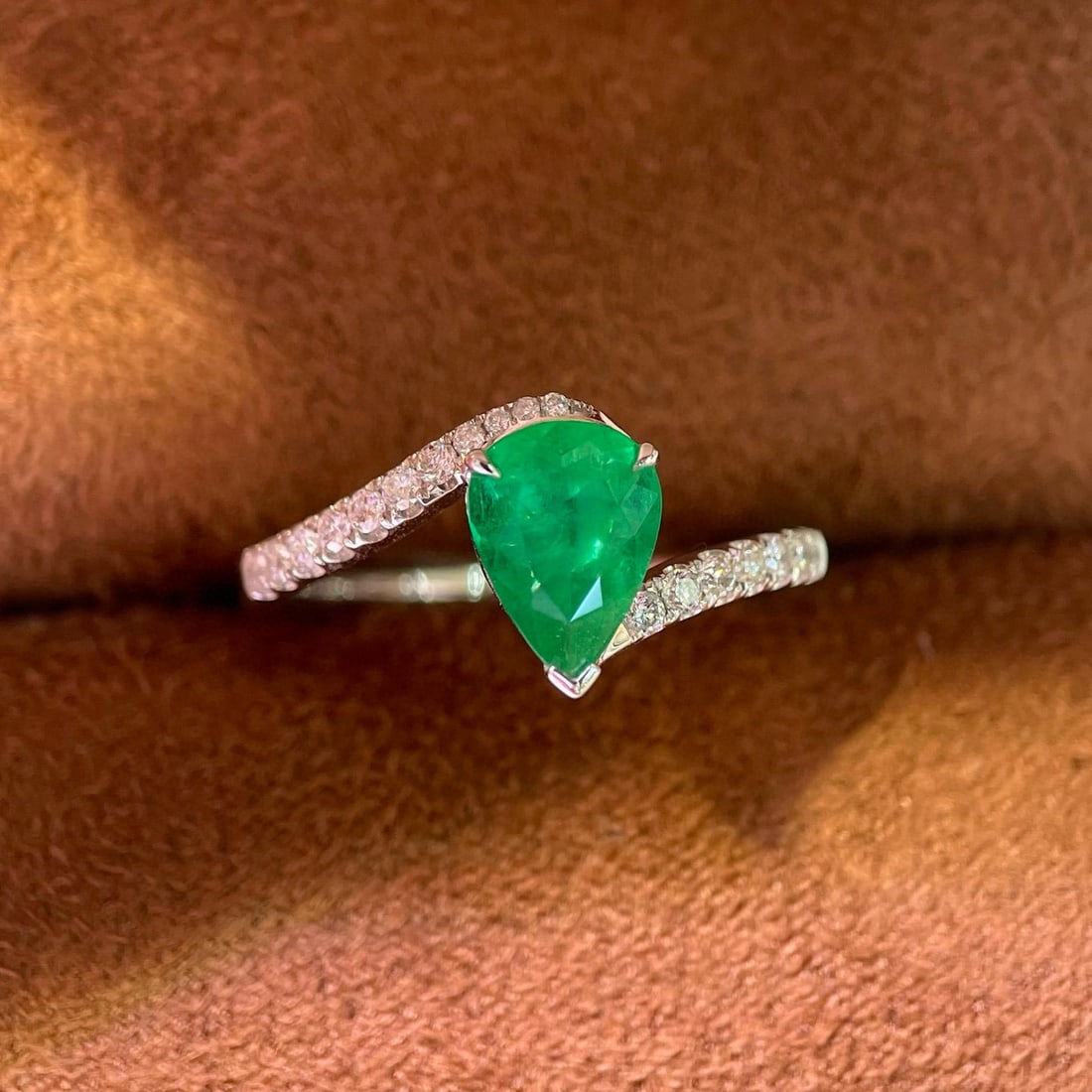 14k Gold 1.10 Ctw Natural Emerald & Diamond Ring: Ref:230950126 // gold content:14k gold // ring size:7. 25us // // main gemstone:emerald // shape:pear // carat weight:0. 87ct // color:green // treatment:natural // // adjacent gemstone 2 : diamond //