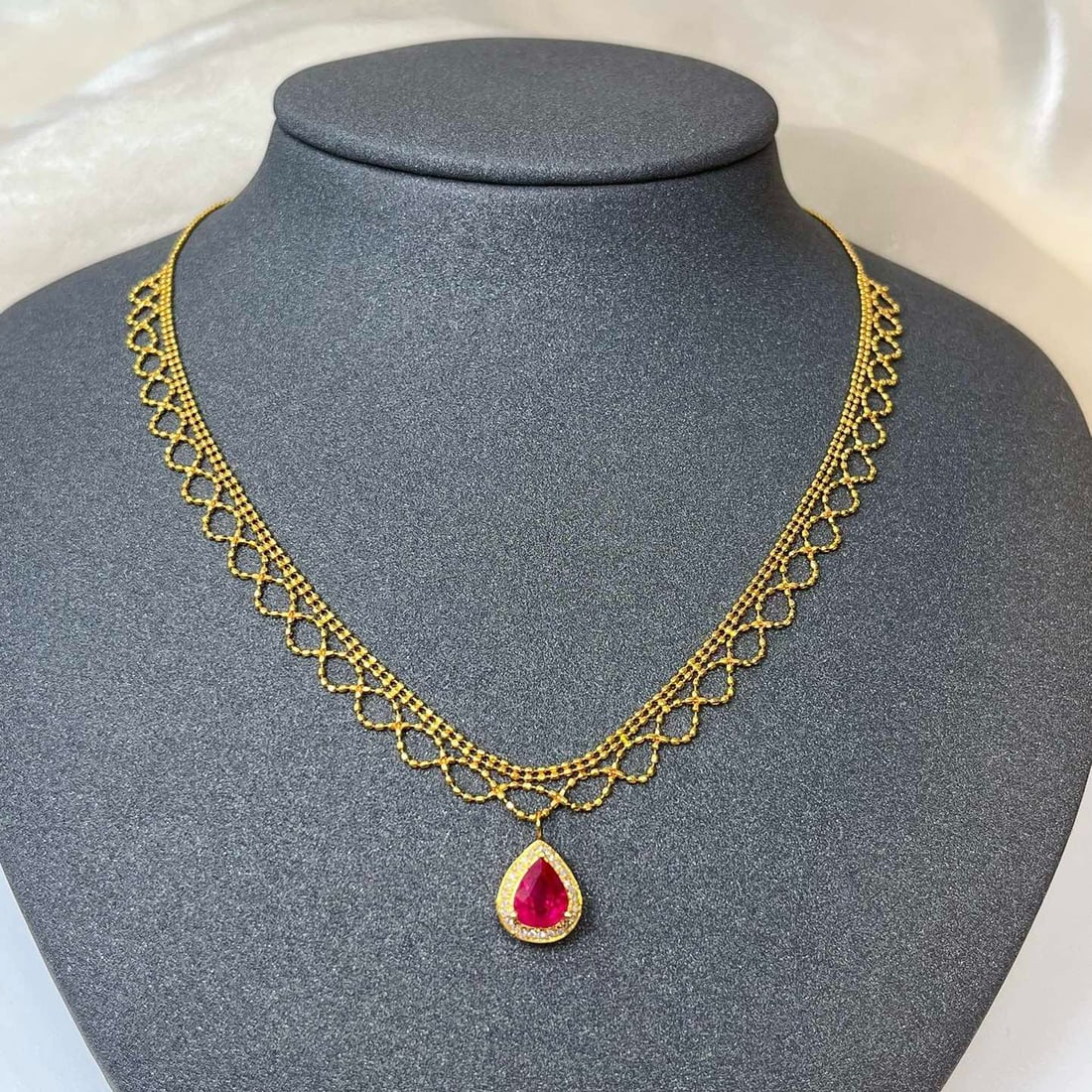 14k Gold 1.10 Ct Natural Ruby & Diamond Necklace: Ref:230950142 // gold content:14k gold // main gemstone:ruby // shape:pear // carat weight:1. 10ct // color:red // treatment:natural // // adjacent gemstone 2 : diamond // number of stones:32 // shape