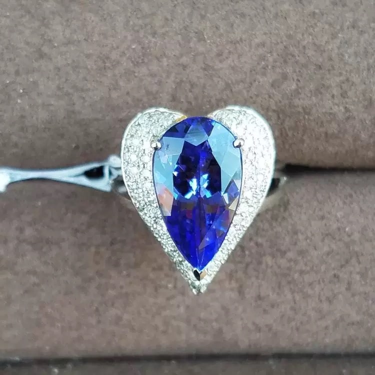 14k Gold 7.0 Ct Natural Tanzanite & Diamond Ring: Ref:230950143 // gold content:14k gold // ring size:7. 25us // // main gemstone:tanzanite // shape:pear // carat weight:7. 0ct // color:blue // treatment:natural // // adjacent gemstone 2 : diamond //
