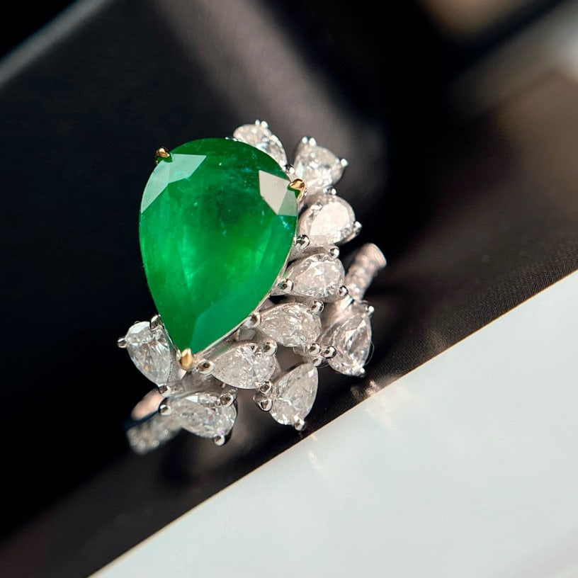 14k Gold 3.00 Ct Vivid Green Natural Emerald & Diamond Ring: Ref:230950145 // gold content:14k gold // ring size:7. 25us // // main gemstone:emerald // shape:pear // carat weight:3. 00ct // color:vivid green // treatment:natural // // adjacent gemstone 2 : diam