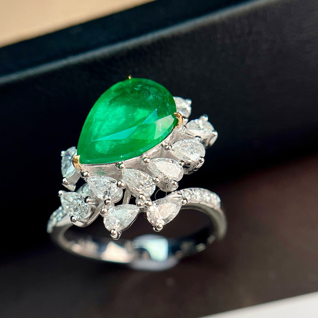 14k Gold 3.00 Ct Vivid Green Natural Emerald & Diamond Ring - 4