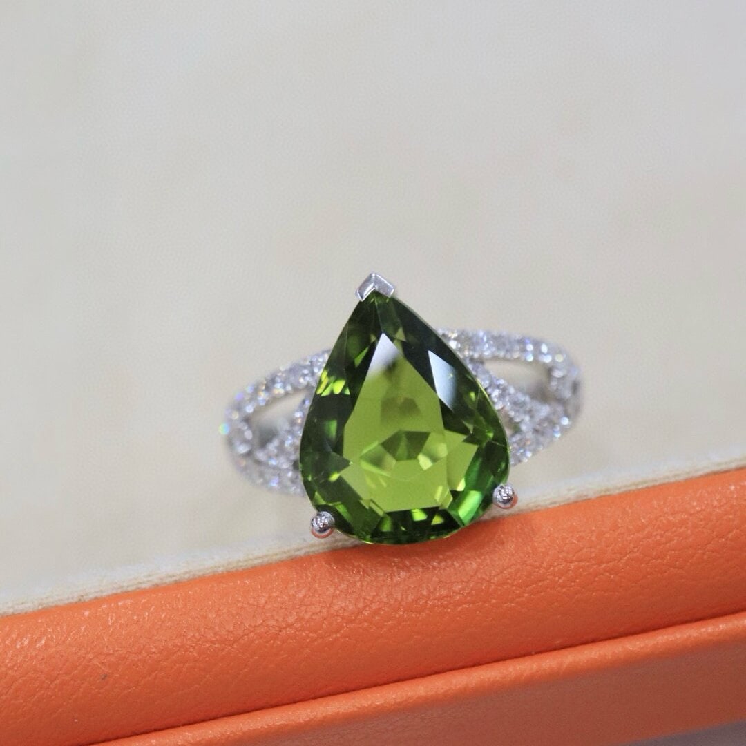 14k Gold 5.90 Ctw Natural Tourmaline & Diamond Ring: Ref:230950149 // gold content:14k gold // ring size:7. 25us // // main gemstone:tourmaline // shape:pear // carat weight:5. 30ct // color:green // treatment:natural // // adjacent gemstone 2 :