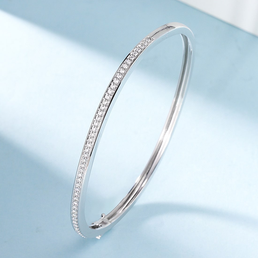 14k Gold 0.35 Ct Natural H Diamond Bangle: Ref:230950153 // gold content:14k gold // main gemstone:diamond // shape:round // carat weight:0. 35ct // clarity grade:vs-si // color:h // treatment:natural // cut grade:g // Condition: New Low Esti