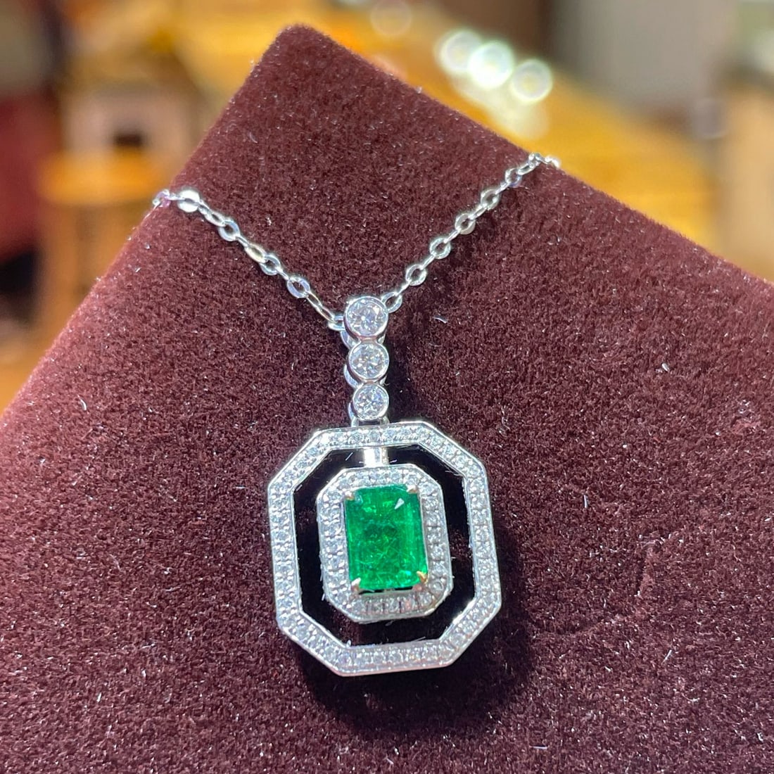 14k Gold 0.80 Ct Vivid Green Natural Emerald & Diamond Pendant( Without Chain ): Ref:230950166 // gold content:14k gold // main gemstone:emerald // shape:octagonal // carat weight:0. 80ct // color:vivid green // treatment:natural // // adjacent gemstone 2 : diamond // number of st