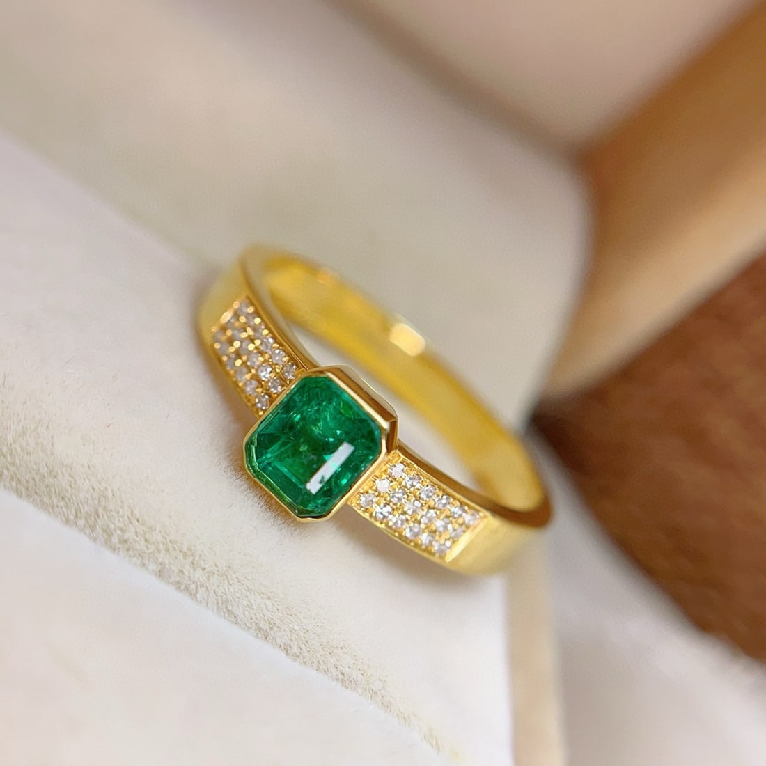 14k Gold 0.85 Ct Vivid Green Natural Emerald & Diamond Ring - 4