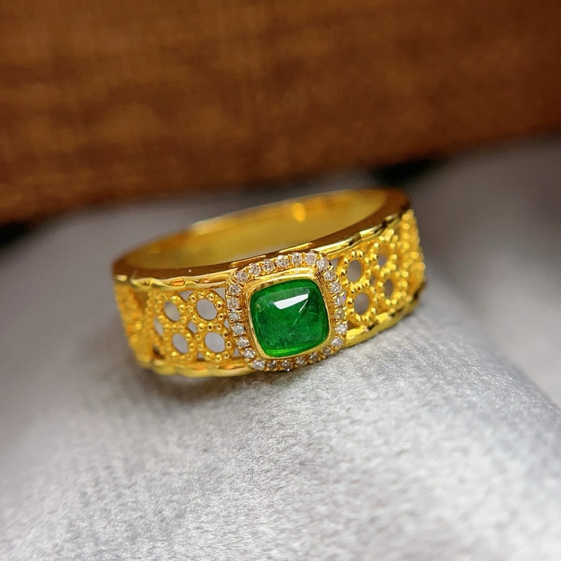14k Gold 0.45 Ct Vivid Green Natural Emerald & Diamond Ring: Ref:230950200 // gold content:14k gold // ring size:7. 25us // // main gemstone:emerald // shape:suger-loaf // carat weight:0. 45ct // color:vivid green // treatment:natural // // adjacent gemstone 2