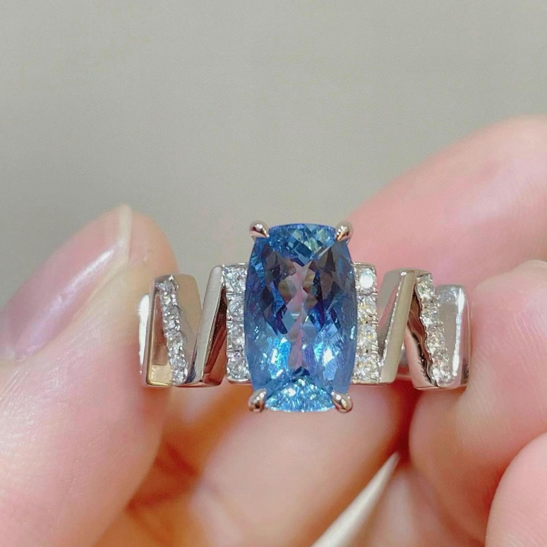 14k Gold 2.25 Ctw Natural Aquamarine & Diamond Ring: Ref:230950211 // gold content:14k gold // ring size:7. 25us // // main gemstone:aquamarine // shape:cushion // carat weight:2ct // color:blue // treatment:natural // // adjacent gemstone 2 : diamond /