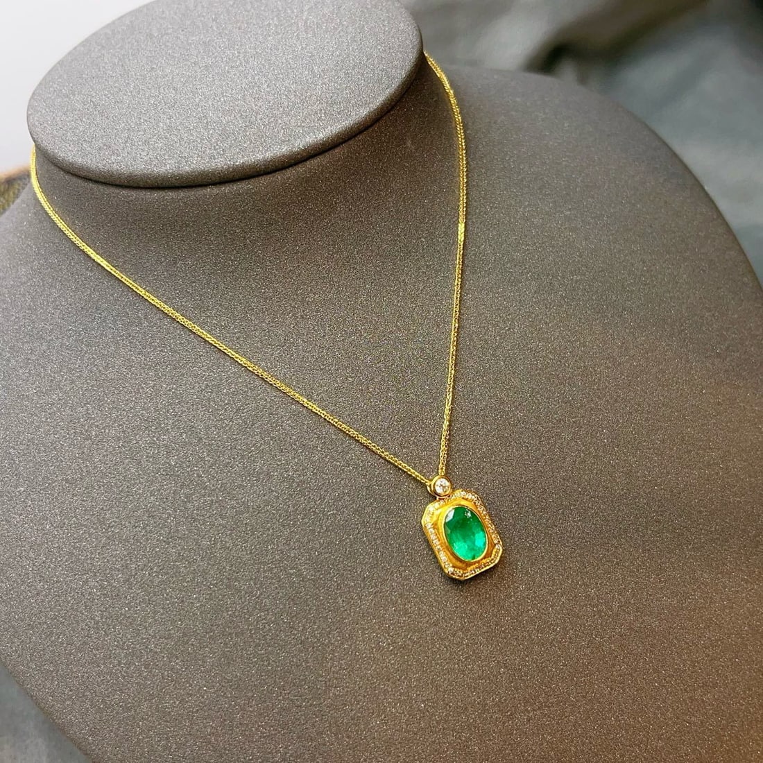 14k Gold 1.00 Ct Vivid Green Natural Emerald & Diamond Necklace - 2