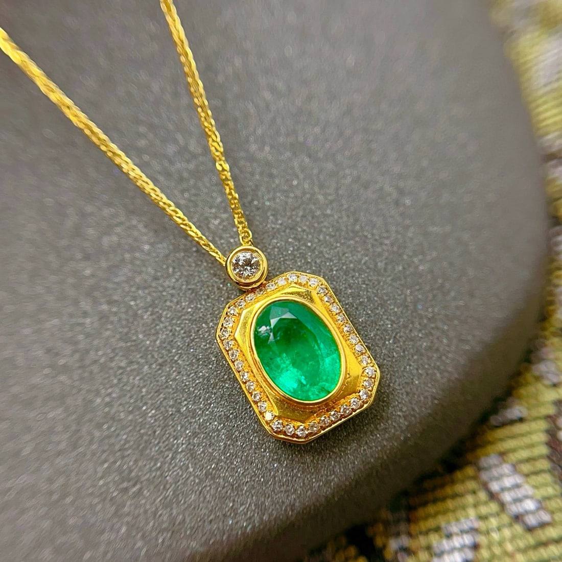 14k Gold 1.00 Ct Vivid Green Natural Emerald & Diamond Necklace - 4