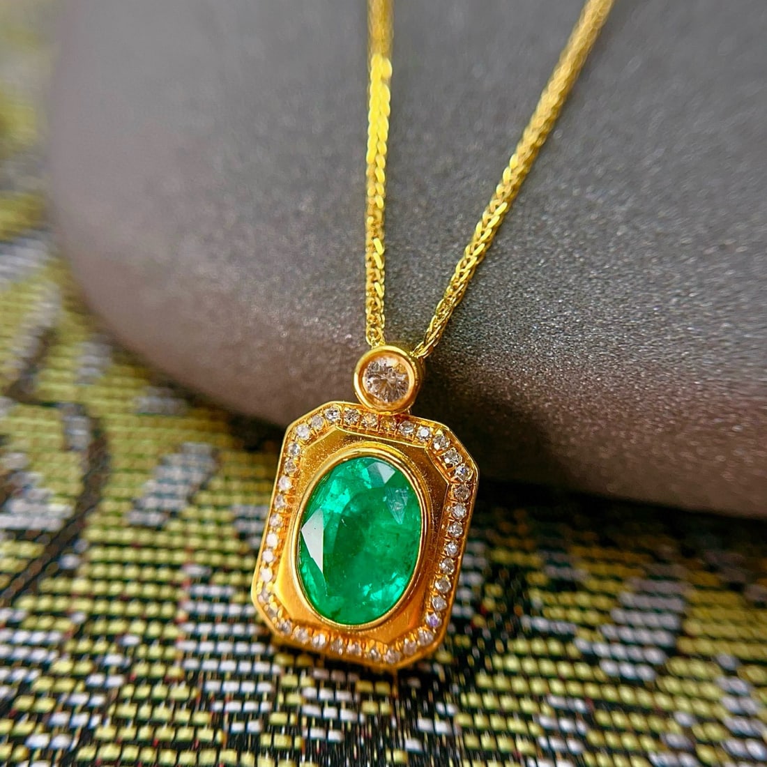 14k Gold 1.00 Ct Vivid Green Natural Emerald & Diamond Necklace - 5