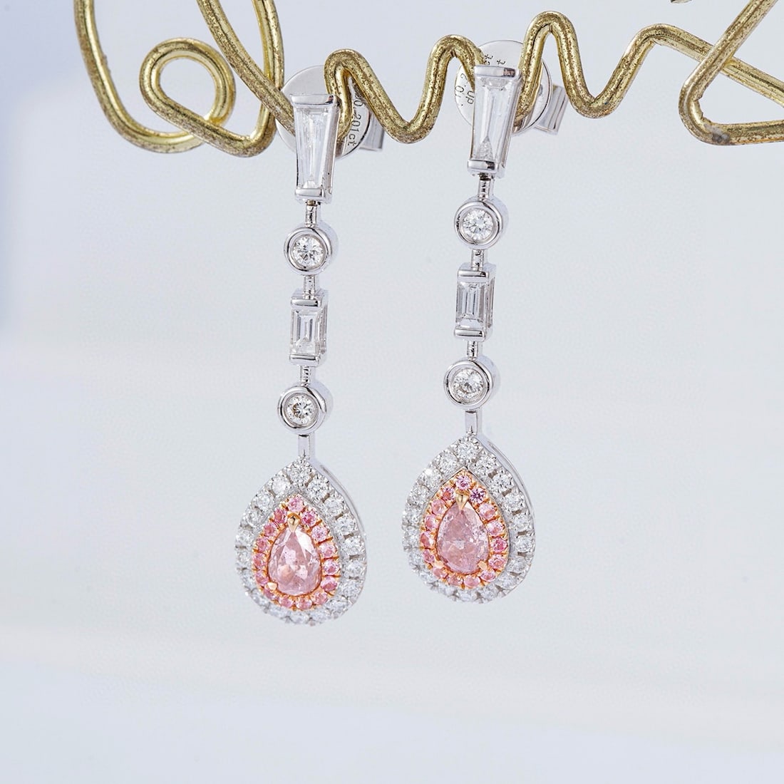 14k Gold 1.05 Ctw Natural Pink Diamond & Diamond Earrings: Ref:230950238 // gold content:14k gold // main gemstone:pink diamond // shape:pear // carat weight:0. 42ct // color:pink // treatment:natural // // adjacent gemstone 2 : diamond // shape:multiply // c