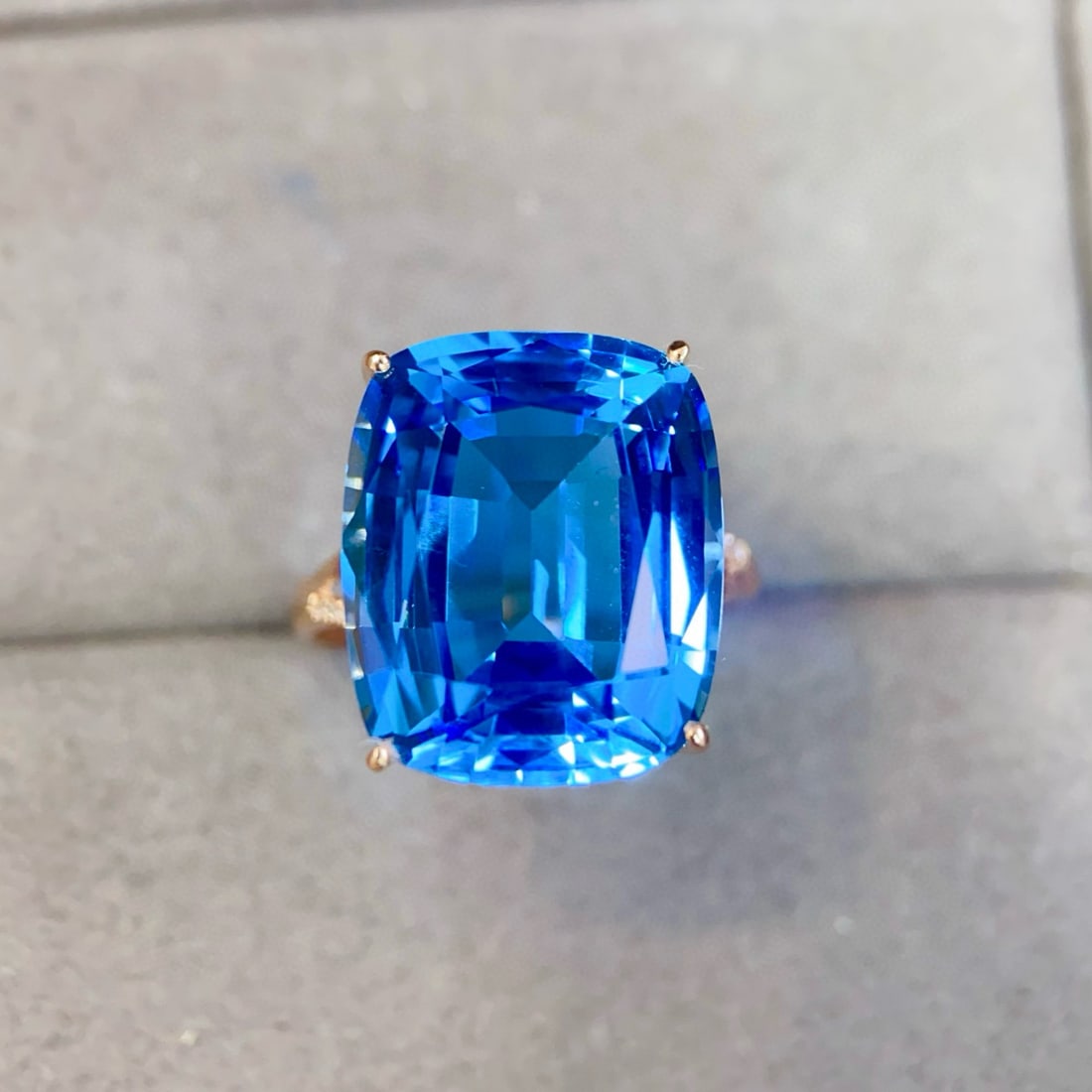 14k Gold 17.88 Ctw Natural Topaz & Diamond Ring: Ref:230950242 // gold content:14k gold // ring size:7. 25us // // main gemstone:topaz // shape:cushion // carat weight:17. 85ct // color:blue // treatment:natural // // adjacent gemstone 2 :