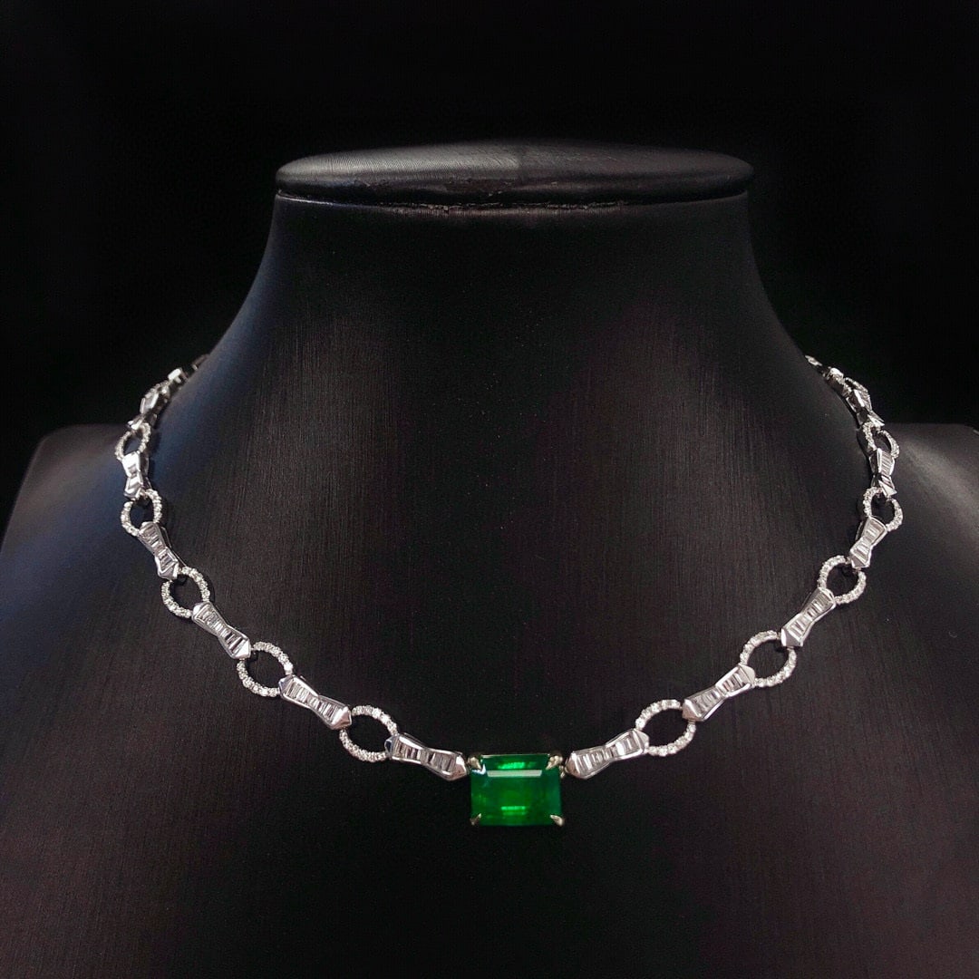 14k Gold 8.26 Ctw Vivid Green Natural Emerald & Diamond Necklace: Ref:230950258 // gold content:14k gold // main gemstone:emerald // shape:octagonal // carat weight:5. 0ct // color:vivid green // treatment:natural // // adjacent gemstone 2 : diamond //