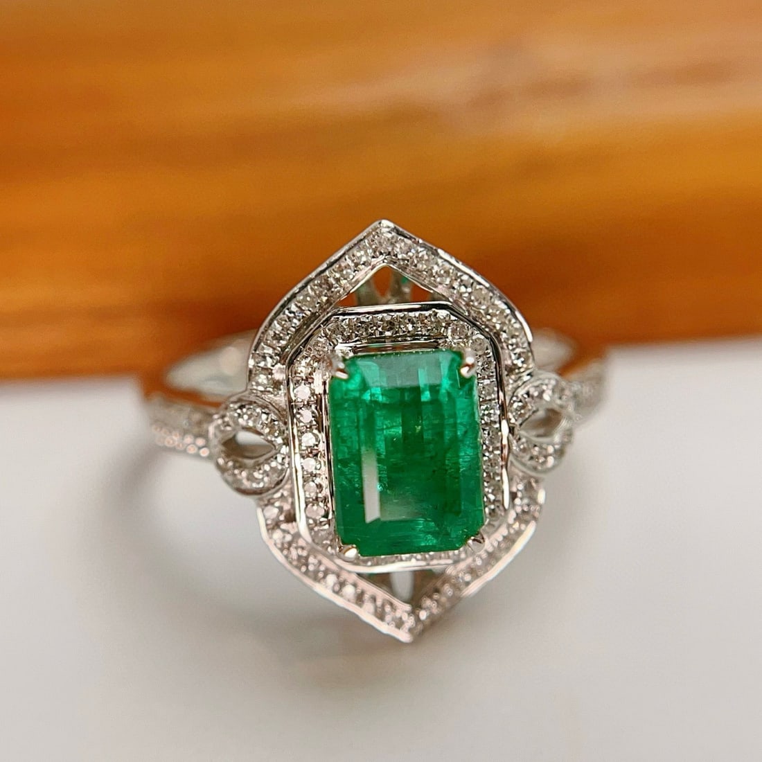 14k Gold 1.40 Ct Vivid Green Natural Emerald & Diamond Ring - 4