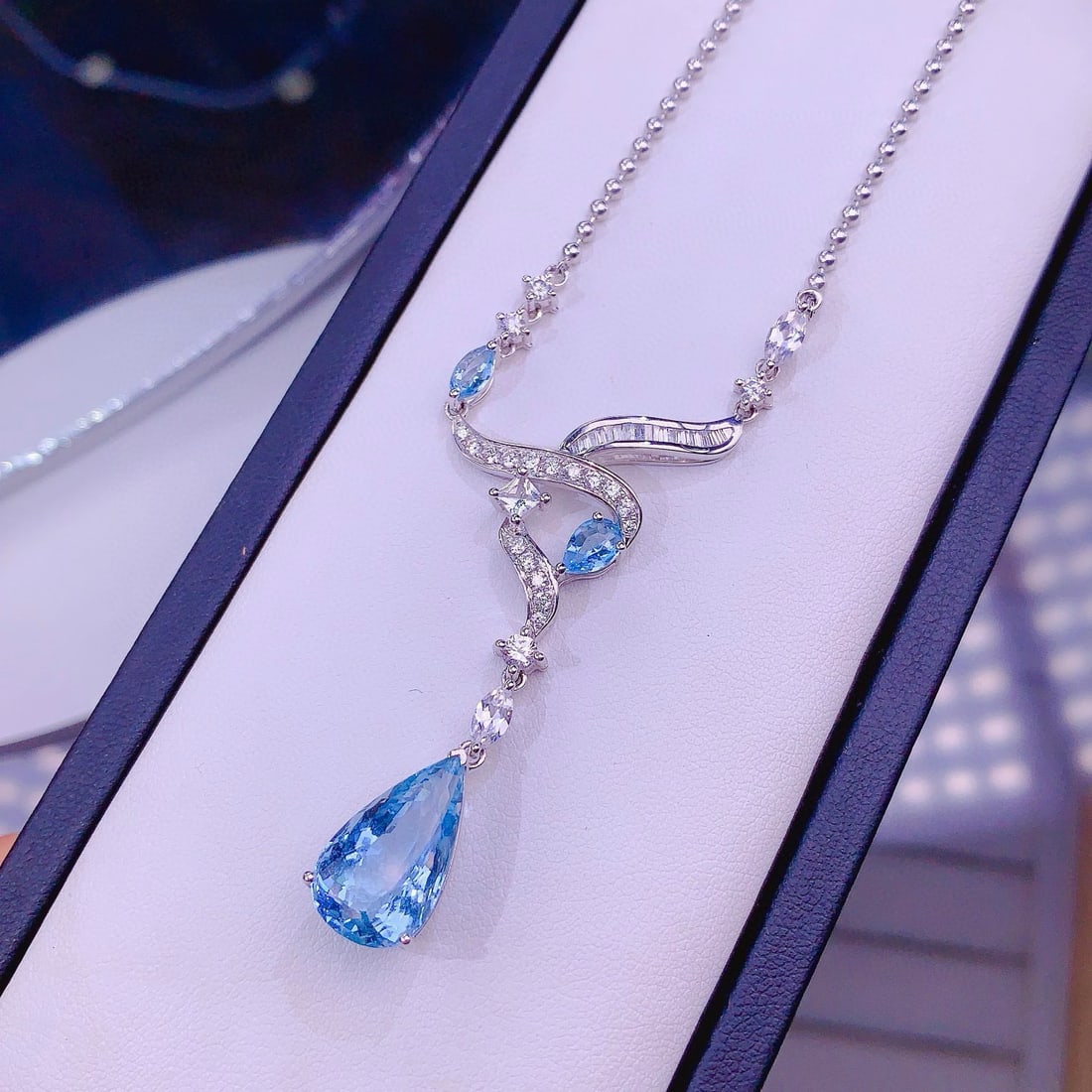 14k Gold 7 Ct Natural Aquamarine & Diamond Necklace - 2