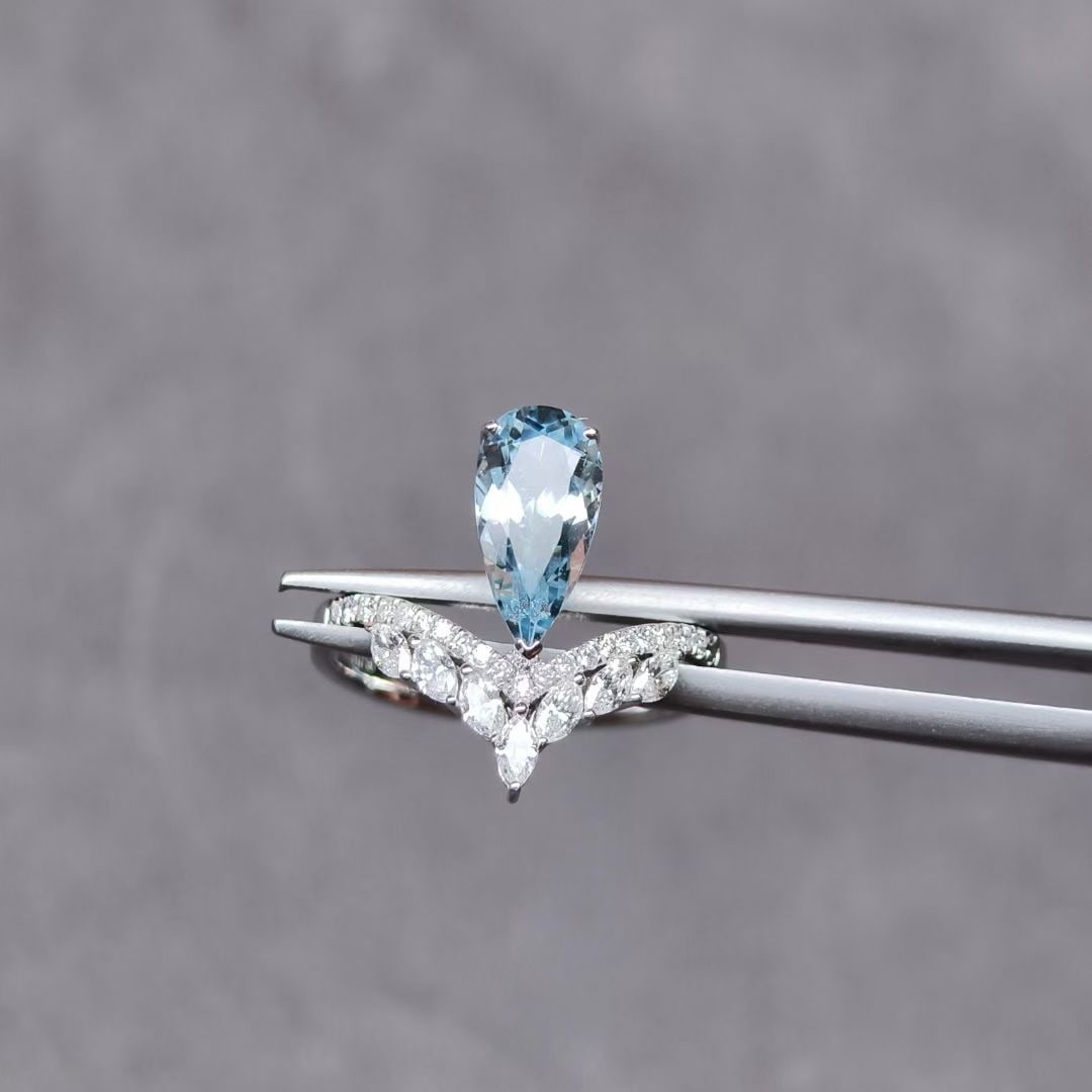 14k Gold 1.86 Ctw Natural Aquamarine & Diamond Ring: Ref:230950310 // gold content:14k gold // ring size:7. 25us // // main gemstone:aquamarine // shape:pear // carat weight:1. 46ct // color:blue // treatment:natural // // adjacent gemstone 2 :