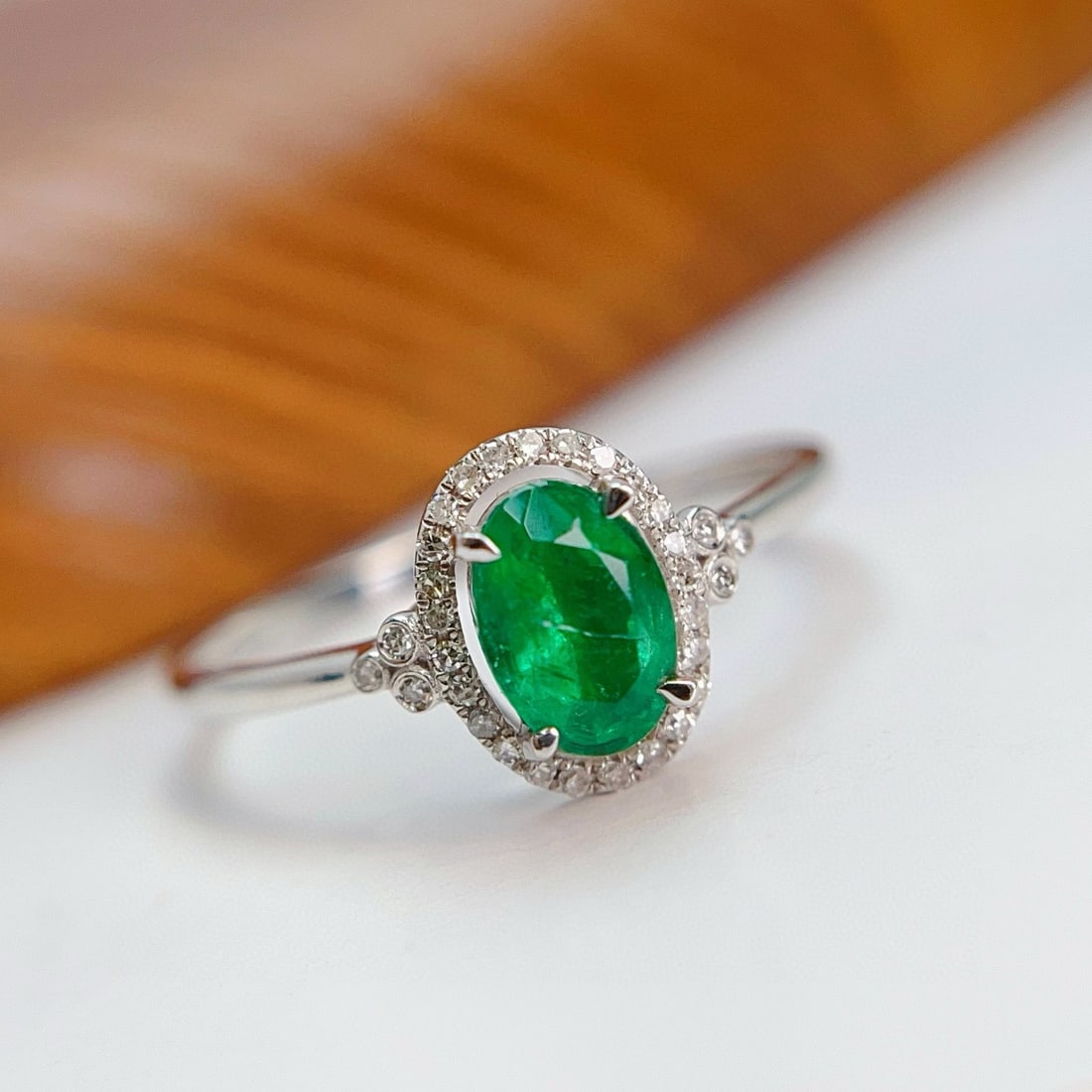 14k Gold 0.70 Ct Vivid Green Natural Emerald & Diamond Ring - 3