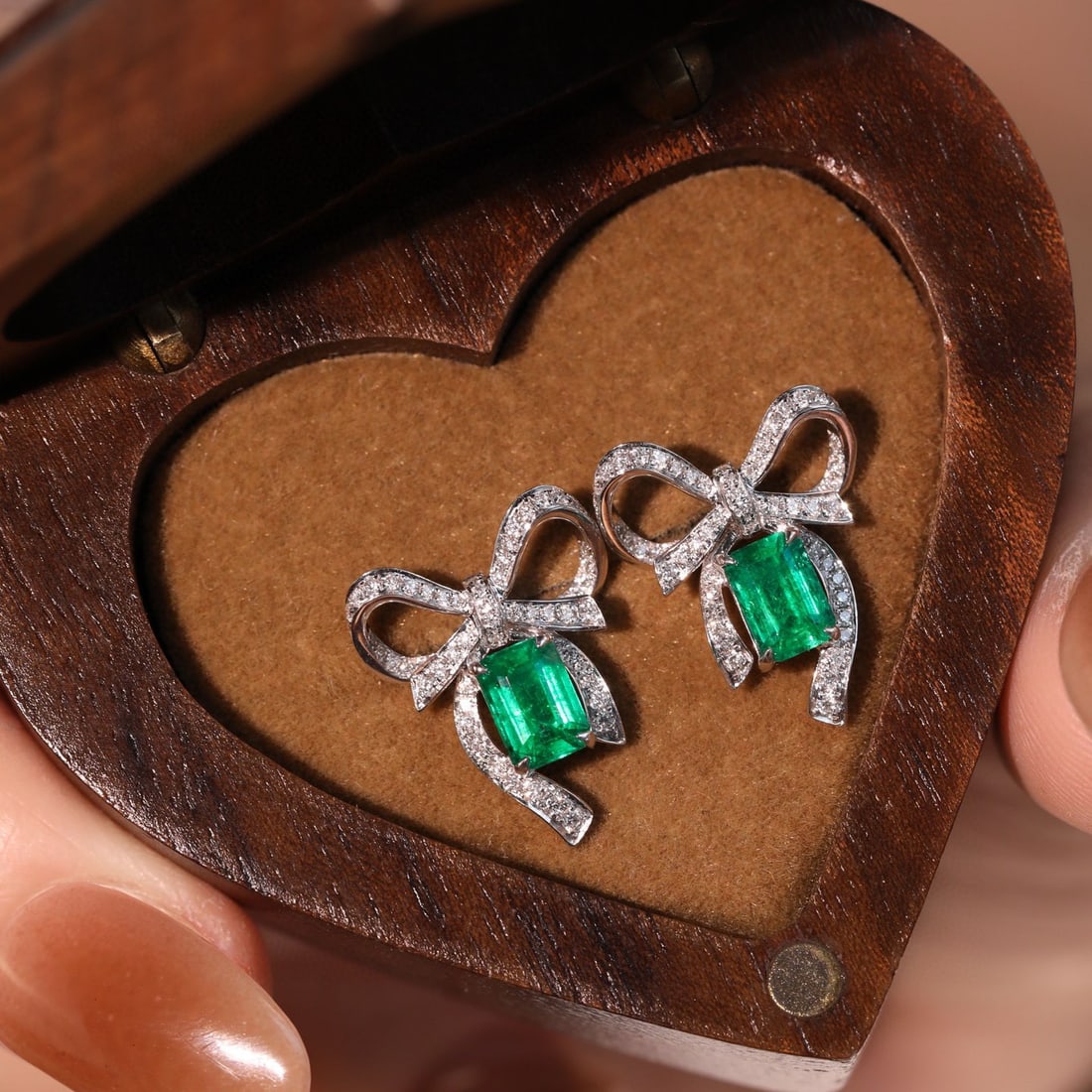 14k Gold 1.65 Ctw Vivid Green Natural Emerald & Diamond Earrings: Ref:230950326 // gold content:14k gold // main gemstone:emerald // shape:octagonal // carat weight:1. 35ct // color:vivid green // treatment:natural // // adjacent gemstone 2 : diamond //