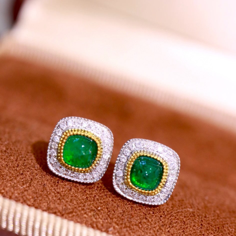14k Gold 1.12 Ctw Vivid Green Natural Emerald & Diamond Earrings: Ref:230950329 // gold content:14k gold // main gemstone:emerald // shape:suger-loaf // carat weight:1. 0ct // color:vivid green // treatment:natural // // adjacent gemstone 2 : diamond // shape:round