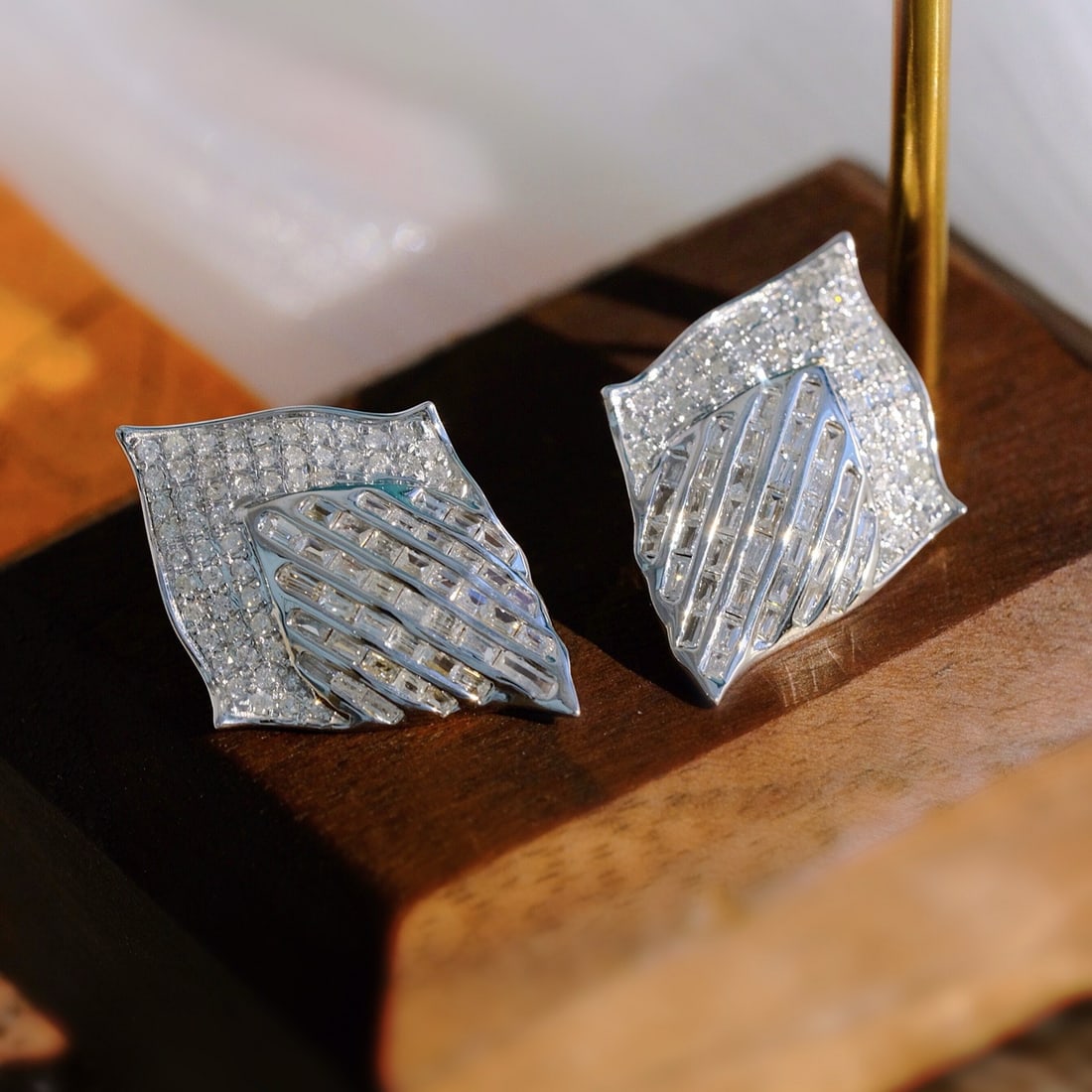 14k Gold 1.84 Ct Natural H Diamond Earrings: Ref:230950346 // gold content:14k gold // main gemstone:diamond // shape:multiply // carat weight:1. 84ct // clarity grade:vs-si // color:h // treatment:natural // Condition: New Low Estimate: 7900.0