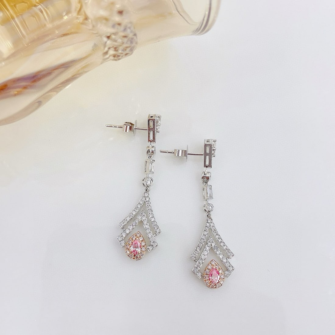 14k Gold 0.98 Ctw Natural Pink Diamond & Diamond Earrings: Ref:230950355 // gold content:14k gold // main gemstone:pink diamond // shape:pear // carat weight:0. 20ct // color:pink // treatment:natural // // adjacent gemstone 2 : diamond // shape:multiply