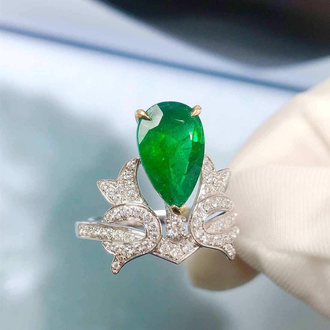 14k Gold 2.51 Ctw Vivid Green Natural Emerald & Diamond Ring: Ref:230950362 // gold content:14k gold // ring size:7. 25us // // main gemstone:emerald // shape:pear // carat weight:2. 18ct // color:vivid green // treatment:natural // // adjacent gemstone 2 : diam