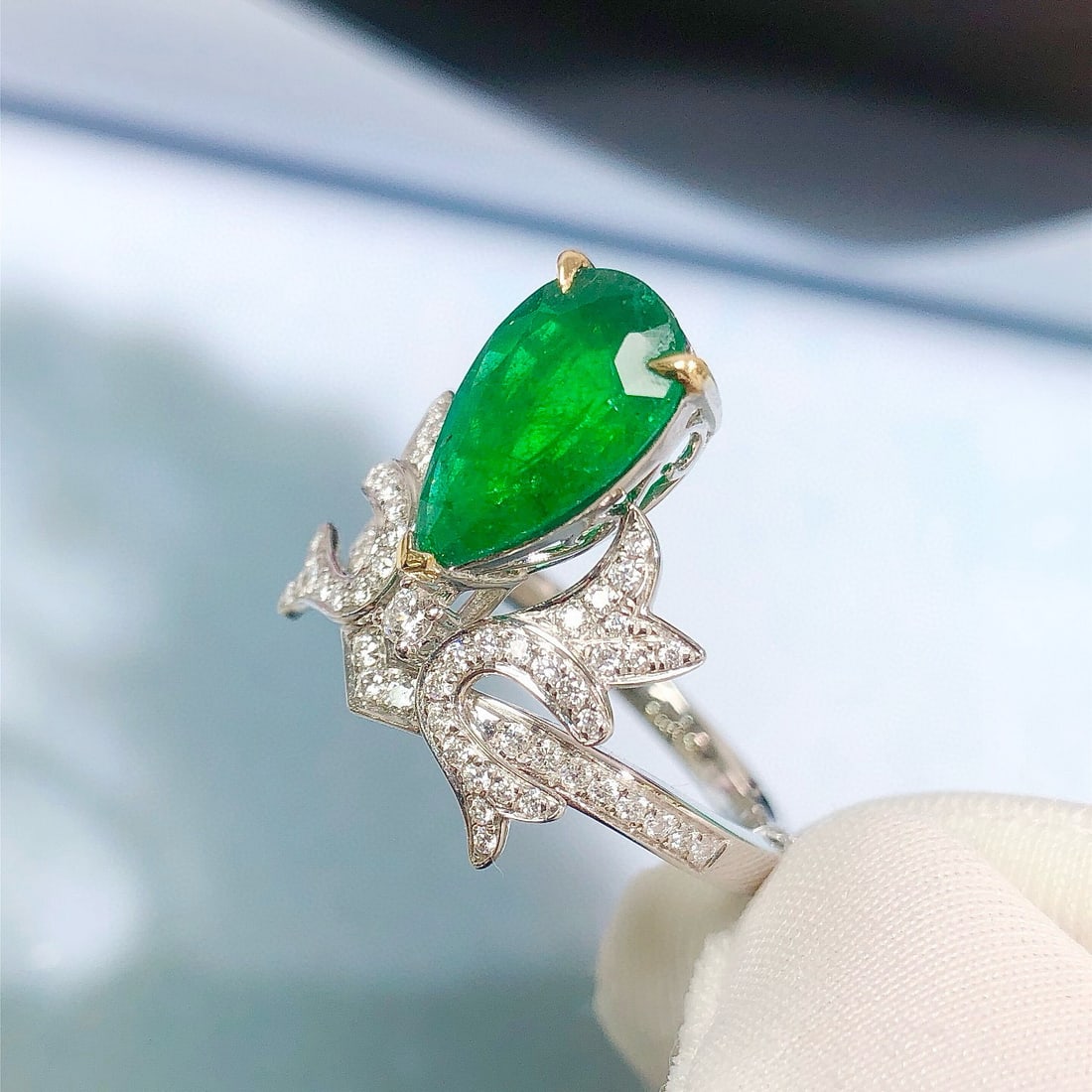 14k Gold 2.51 Ctw Vivid Green Natural Emerald & Diamond Ring - 6