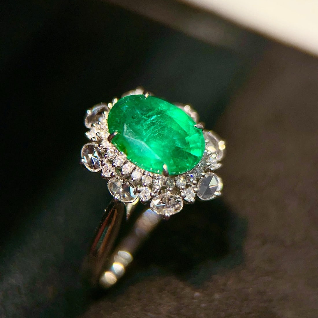 14k Gold 2.76 Ctw Vivid Green Natural Emerald & Diamond Ring - 4
