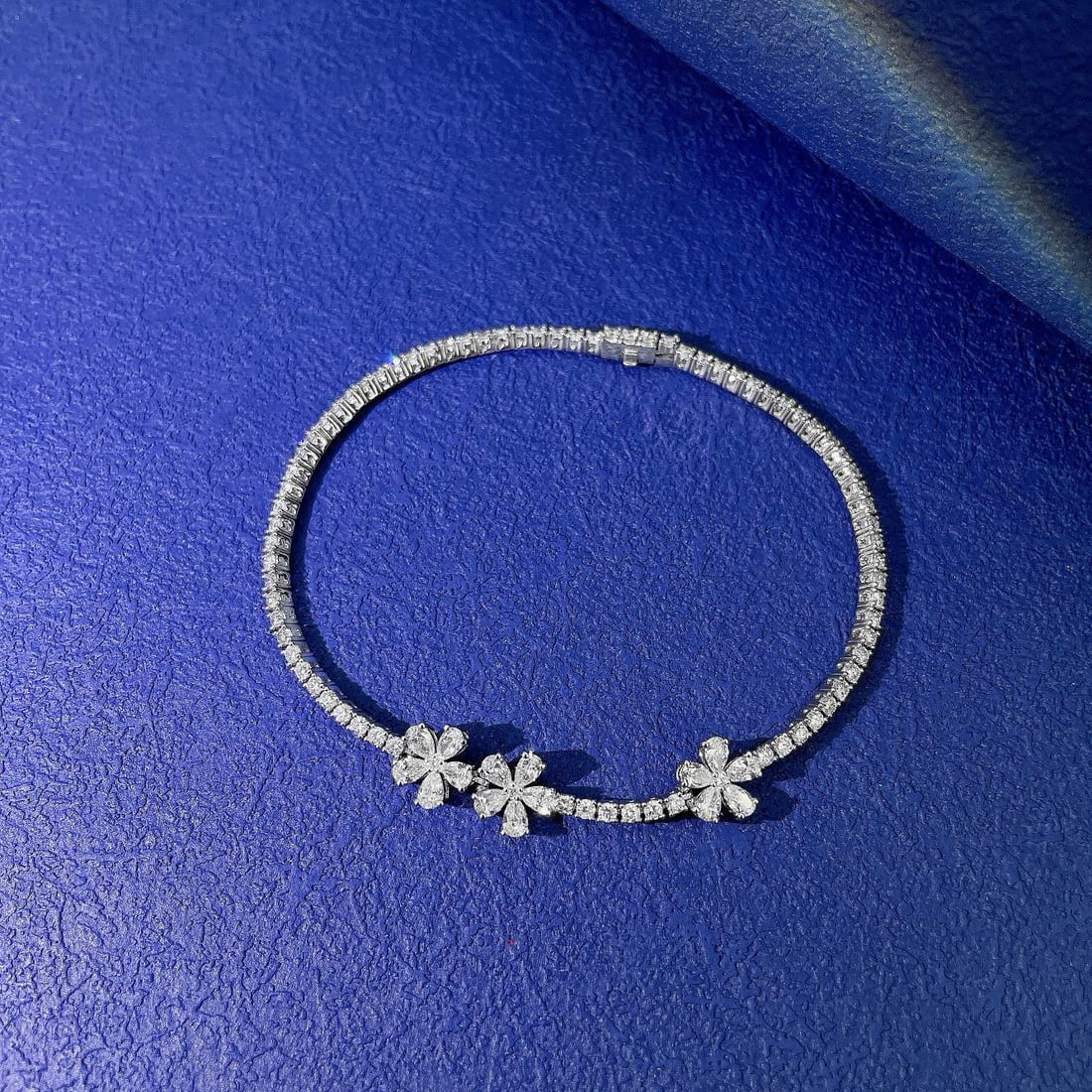 14k Gold 2.06 Ctw Natural H Diamond & Flowers Bracelet: Ref:230950368 // gold content:14k gold // main gemstone:diamond // shape:pear // carat weight:1. 02ct // clarity grade:vs-si // color:h // treatment:natural // // adjacent gemstone 2 : diamond //