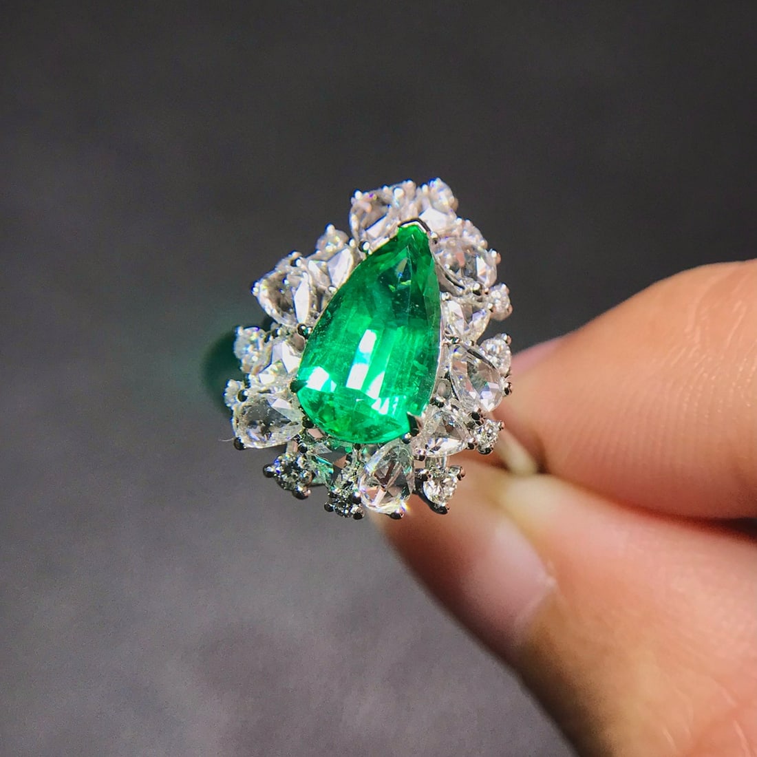14k Gold 2.47 Ctw Vivid Green Natural Emerald & Diamond Ring - 2