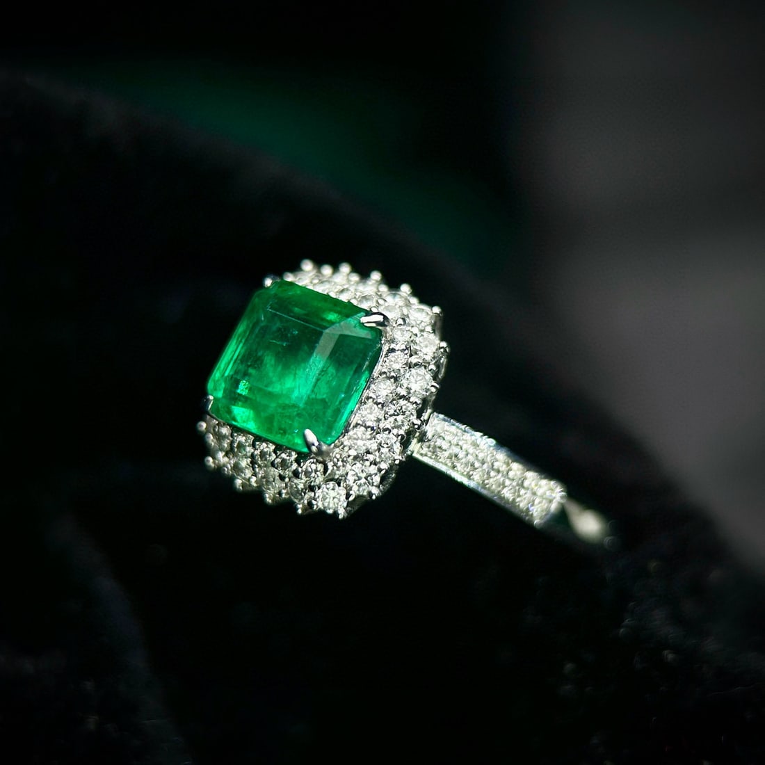 14k Gold 2.62 Ctw Vivid Green Natural Emerald & Diamond Ring - 4