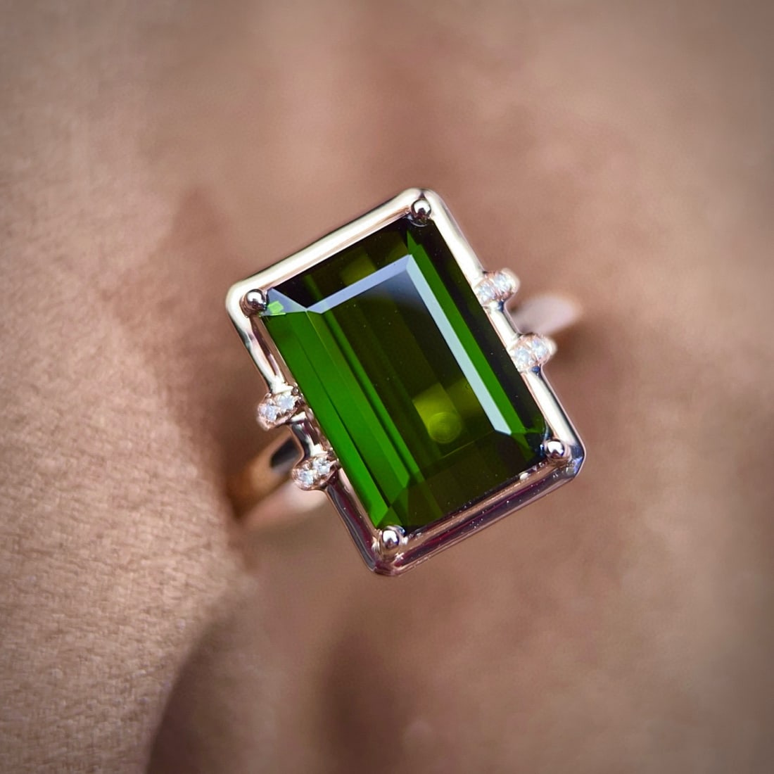 14k Gold 4.67 Ctw Natural Tourmaline & Diamond Ring: Ref:230950397 // gold content:14k gold // ring size:7. 25us // // main gemstone:tourmaline // shape:octagonal // carat weight:4. 65ct // color:green // treatment:natural // // adjacent gemstone 2 : di