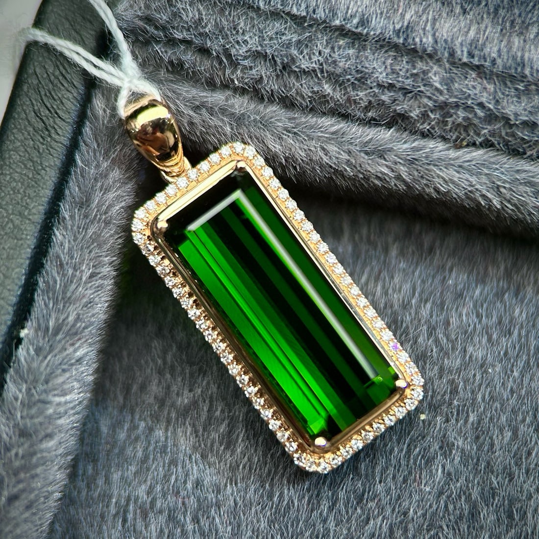 14k Gold 7.9 Ctw Natural Tourmaline & Diamond Pendant( Without Chain ): Ref:230950402 // gold content:14k gold // main gemstone:tourmaline // shape:octagonal // carat weight:7. 7ct // color:green // treatment:natural // // adjacent gemstone 2 : diamond // number of stones