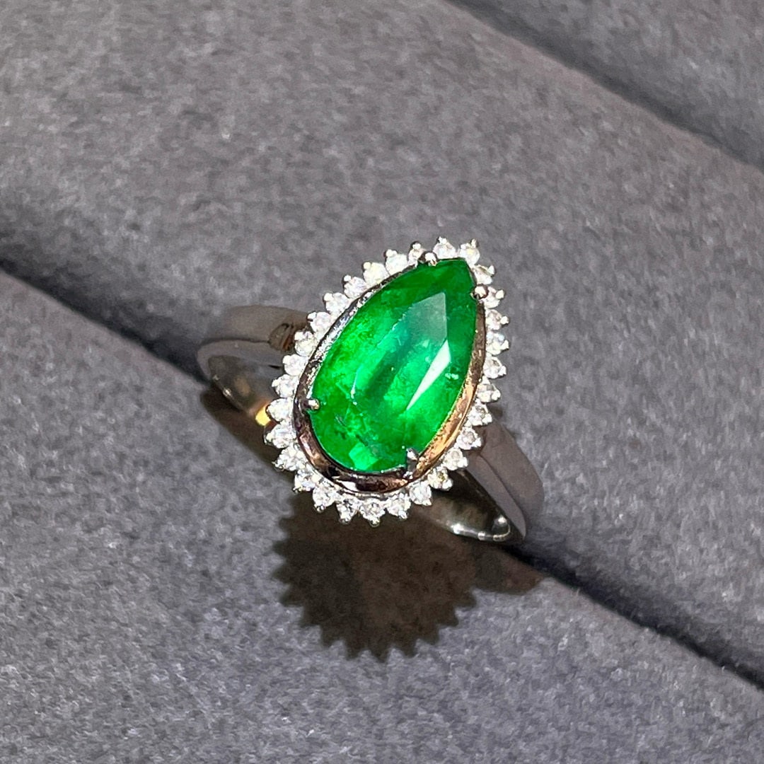 14k Gold 1.78 Ct Vivid Green Natural Emerald & Diamond Ring: Ref:230950403 // gold content:14k gold // ring size:7. 25us // // main gemstone:emerald // shape:pear // carat weight:1. 78ct // color:vivid green // treatment:natural // // adjacent gemstone 2 : diam