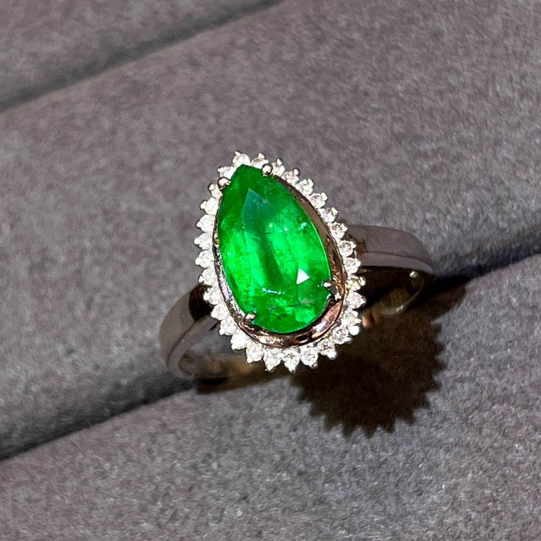 14k Gold 1.78 Ct Vivid Green Natural Emerald & Diamond Ring - 2