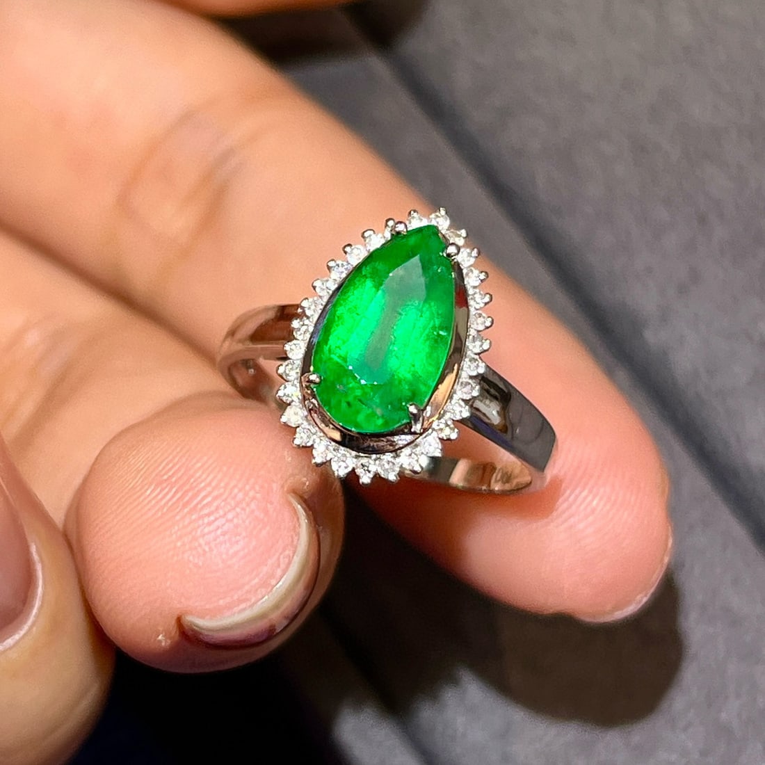 14k Gold 1.78 Ct Vivid Green Natural Emerald & Diamond Ring - 3