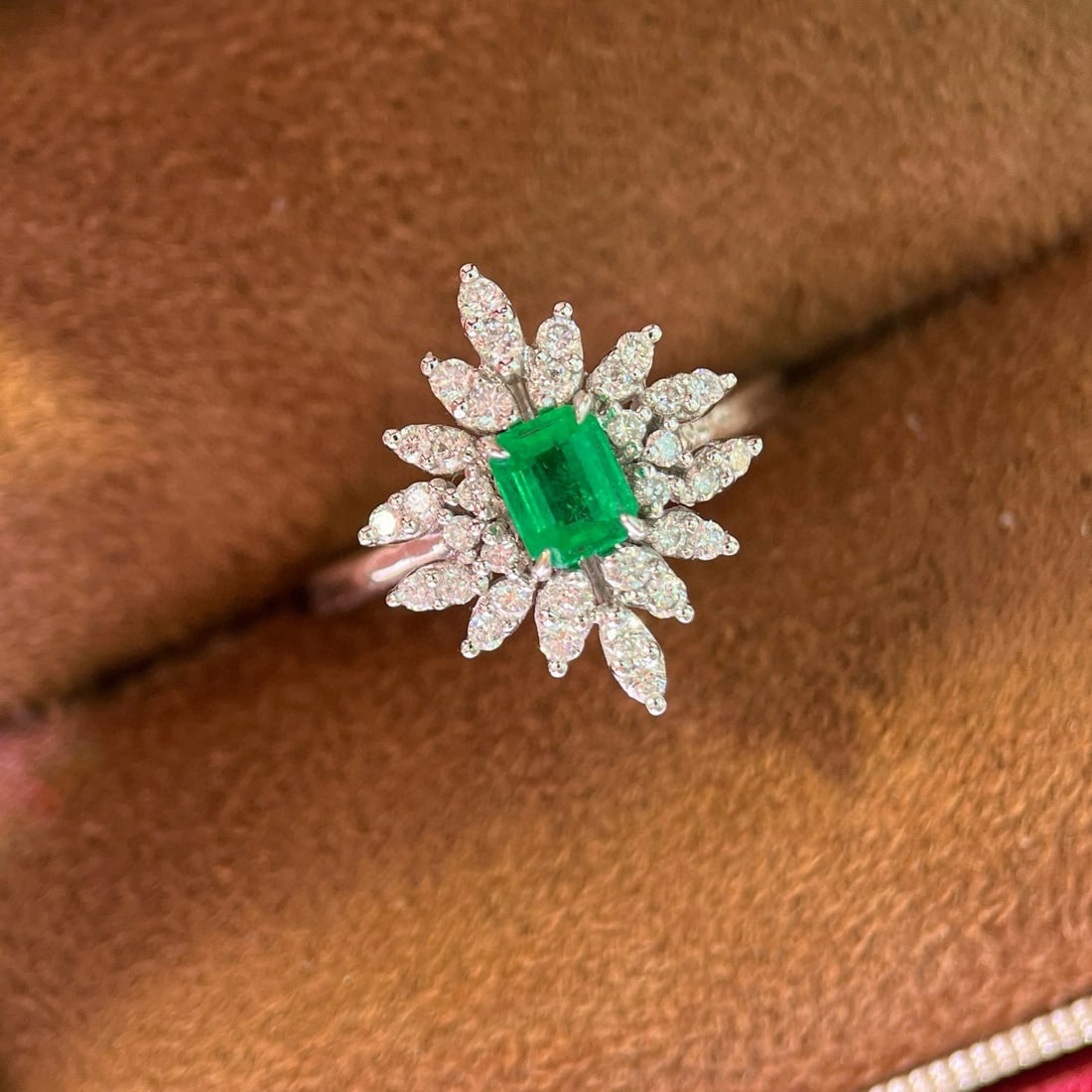 14k Gold 0.73 Ctw Vivid Green Natural Emerald & Diamond Ring - 4