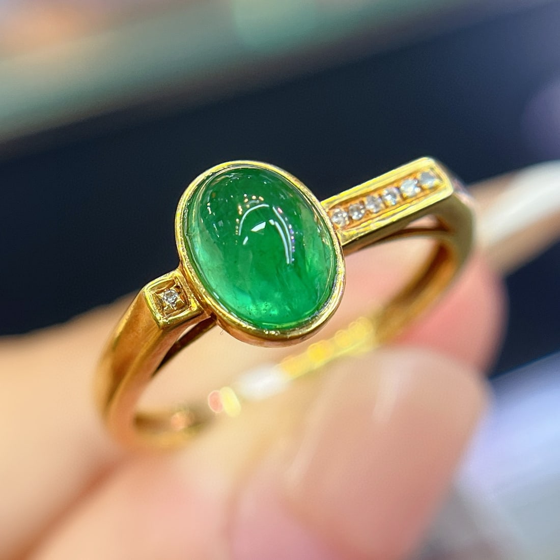 14k Gold 1.30 Ct Natural Emerald & Diamond Ring: Ref:230950411 // gold content:14k gold // ring size:7. 25us // // main gemstone:emerald // shape:oval // carat weight:1. 30ct // color:green // treatment:natural // // adjacent gemstone 2 : diamond //